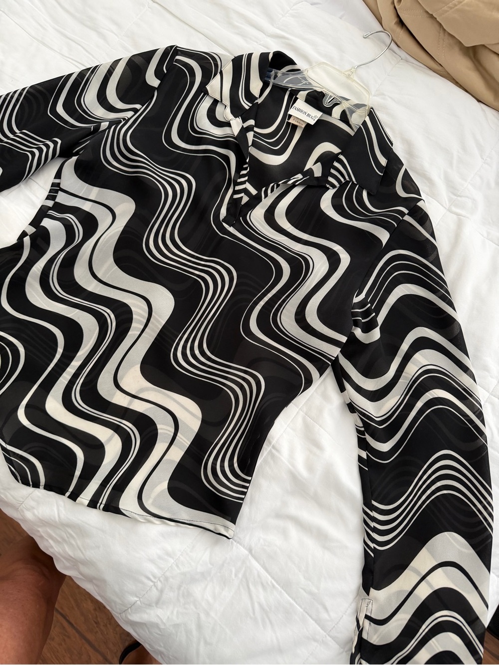 Fashion Bug Black & White V-Neck Wave-Print Blouse